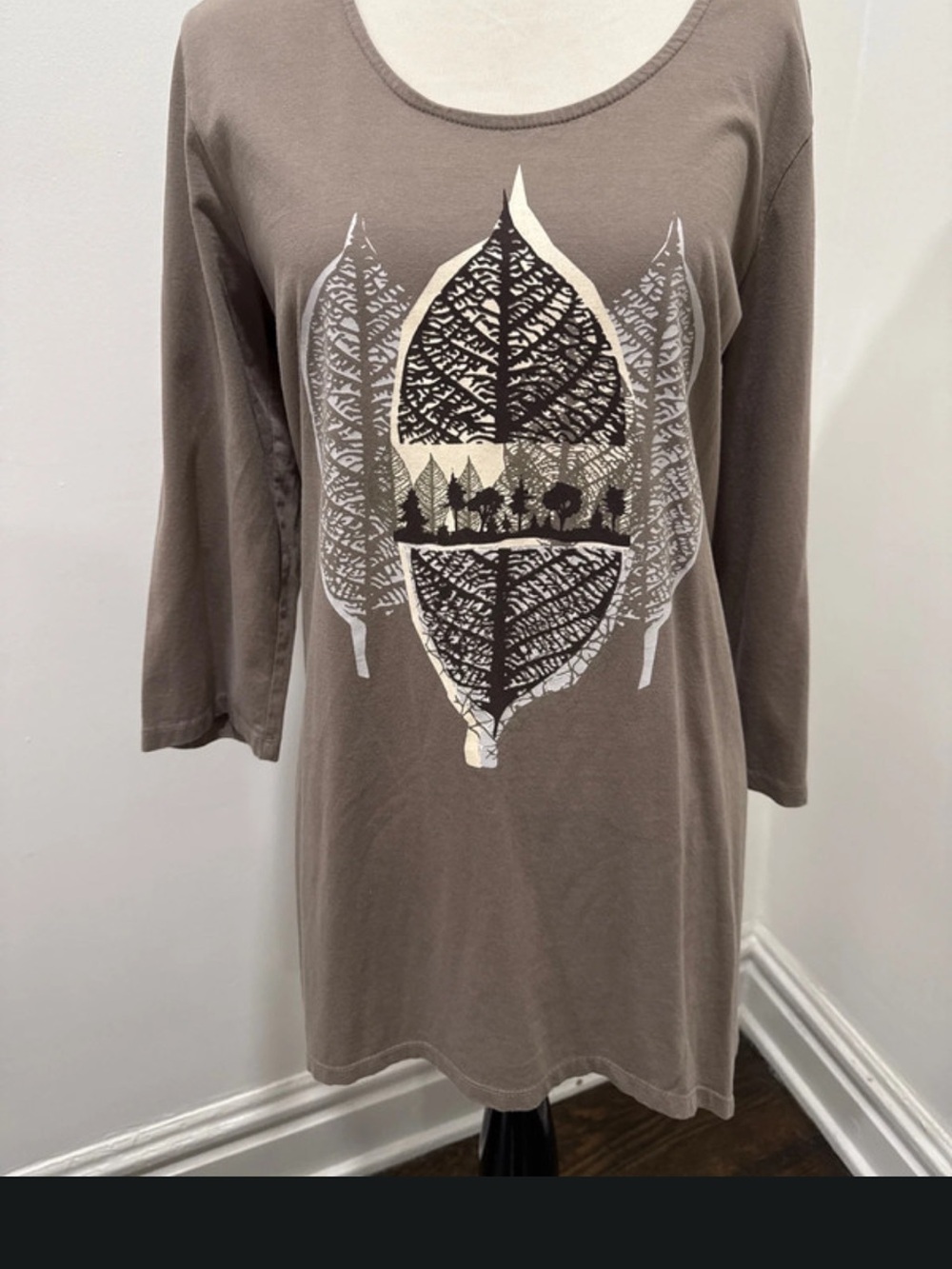 Saturday Market Tee by Sahalie Taupe Leaf Graphic Long Sleeve Tunic Large